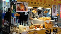 Santapan manis seperti ice cream juga banyak ditawarkan di Myeongdong. Seperti ice cream ini yang seharga 5.000 won (Rp 65.000), di atasnya dibubuhi sarang madu. Hmm.. lezatnya. Foto: Ardhi Suryadhi
