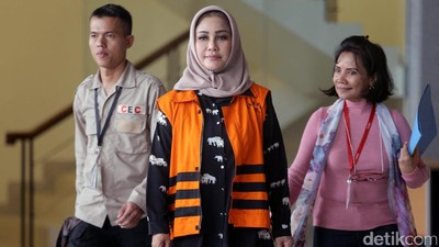 Pakai Rompi Tahanan, Bunda Sitha Diperiksa Lagi