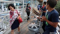 Para pengamen beraksi di JPO Tosari, Jakarta Pusat, Selasa (5/9/2017).