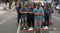 Di akhir aksi, mahasiswa bersama anggota DPRD Kota melakukan salat gaib di Jalan Merdeka. Massa lalu membakar bendera negara Myanmar dan membubarkan diri dengan tertib. Foto: Erliana Riady