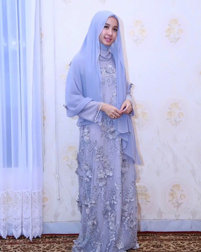 Laudya Cynthia Bella juga memilih palet ungu untuk mempercantik penampilannya di hari pengajian. Terusan panjang ini tampil cantik dengan detail aplikasi bunga 3 dimensi. Foto: Dok. Instagram @laudyacynthiabella