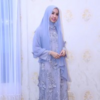 Laudya Cynthia Bella juga memilih palet ungu untuk mempercantik penampilannya di hari pengajian. Terusan panjang ini tampil cantik dengan detail aplikasi bunga 3 dimensi. Foto: Dok. Instagram @laudyacynthiabella