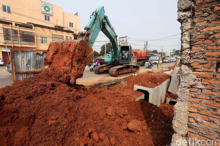 Demi Truk  Sampah DKI Drainase dan Jalan di Jati Asih 