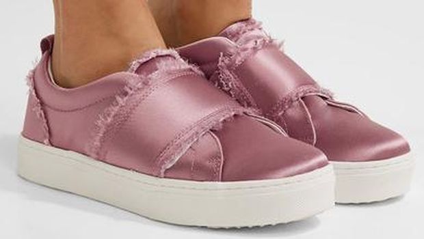 5 Slip On dan Sneakers 'Cantik' yang Cocok Dipadukan dengan Dress