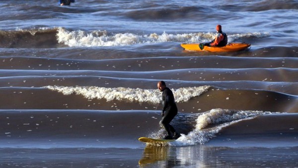 Severn Bore di Gloucestershire, Inggris. Tercipta saat pasang surut perairan Bristol Channel yang menyalurkan muara Sungai Severn. Lalu terciptalah gelombang hingga 2,8 meter dan pernah ada seorang peselancar di atas ombak itu sejauh 8 kilometer (Dok. CNN Travel) Severn Bore di Gloucestershire, Inggris. Tercipta saat pasang surut perairan Bristol Channel yang menyalurkan muara Sungai Severn. Lalu terciptalah gelombang hingga 2,8 meter dan pernah ada seorang peselancar di atas ombak itu sejauh 8 kilometer (Dok. CNN Travel)