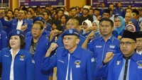 Ketua Badan Pembinaan Organisasi Keanggotaan dan Kaderisasi (BPOKK) Partai Demokrat, Jenderal (Purn) TNI Pramono Edhie Wibowo (tengah), Wakil Ketua Sasdawati (kiri) dan Ketua DPD Demokrat NTB, Mahalli Fikri (kanan) serta sejumlah kader menyanyikan mars partai saat pembukaan Musyawarah Cabang (Muscab) III DPD Partai Demokrat NTB di Mataram, Senin (4/9). Foto: dok. Demokrat
