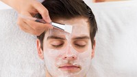 Setelah itu pilih produk yang sesuai dengan kebutuhan kulit kita. Tentu bagi yang berminyak dan mudah berjerawat gunakan facial wash yang dikhususkan untuk tipe kulit seperti itu. Foto: Thinkstock.