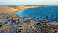 Ombak kuat dari Arabian Sea dan hiu terbukti amat mengganggu saat traveler berselancar di perairan antara Oman dan Afrika (Dok. CNN Travel)