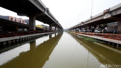 Foto: Usai Dipasang Turap, Kalimalang Terlihat Indah
