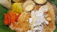Di Yogya juga ada nasi liwet Bu Sami. Disajikan dengan sambal goreng labu siam yang pedas dan kerupuk rambak. Mantap!Foto: Istimewa