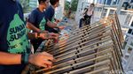 Pengamen Keren di JPO Tosari