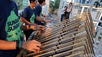 Alunan angklung mengiringi lagu-lagu yang dinyanyikan.