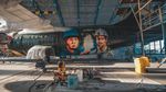 Begini Proses Mural Warkop DKI Reborn di Pesawat
