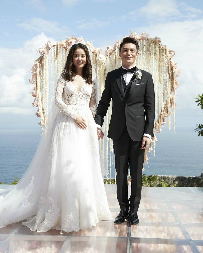 Pada 2016, Ruby Lin menikah dengan aktor tampan Wallace Huo, pemain serial drama Taiwan Twins dan At the Dolphin Bay. Ruby sendiri baru saja melahirkan anak pertamanya pada awal tahun ini. Foto: Instagram