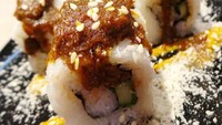 Sushi unik bukan dari sisi penyajiannya saja. Mampir ke Suntiang ada aneka sushi dengan rasa khas Minang. Diantaranya sushi Rendang Roll dan Ayam Pop Roll. Foto: Istimewa