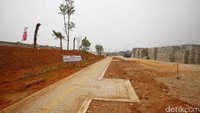Rumput dan pohon sudah ditanam di ruang terbuka hijau.