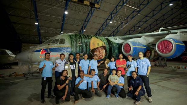 Seniman Jalanan di Balik Mural Pesawat 'Jangkrik Boss' 