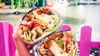 Burritos ini disebut dengan barbecued jackfruit burritos, yang disajikan di Kerb street food collective, Camden Market, London Foto: Istimewa