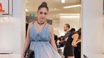 Gaya Bunga Citra Lestari dengan Dress Biru Transparan
