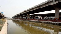 Proyek normalisasi sungai Kalimalang di Jl. KH. Noer Alie ini dibiayai Banrpov (Bantuan Provinsi) DKI Jakarta sebesar Rp. 60 miliar.