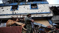 Tentara berjaga di kota ini. REUTERS/Romeo Ranoco.