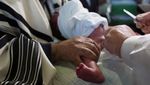 Foto: Ritual Sunat Bayi di Israel