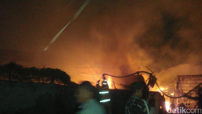 Gara-gara Bakar Sampah, Gudang di Cengkareng Terbakar