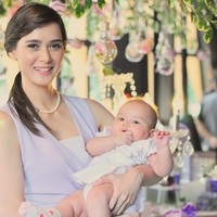 Pasangan Renata dan Fachri Albar dikaruniai anak kedua yang berjenis kelamin perempuan pada Rabu, 27 april 2016. Foto: Instagram