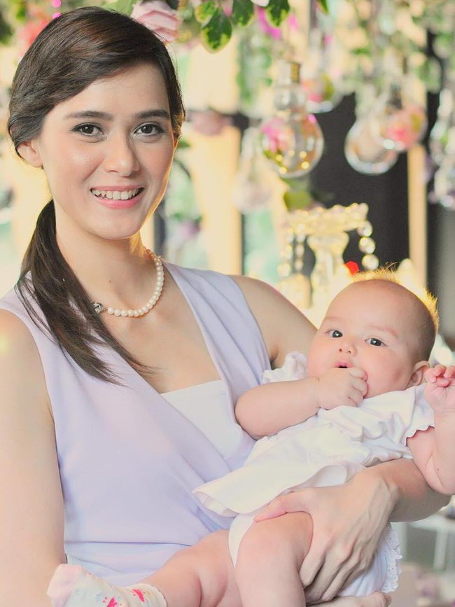 Pasangan Renata dan Fachri Albar dikaruniai anak kedua yang berjenis kelamin perempuan pada Rabu, 27 april 2016. Foto: Instagram