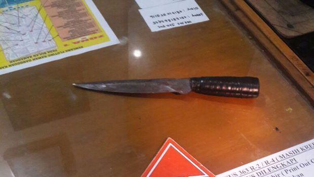 Barang bukti pisau yang diamankan polisi.