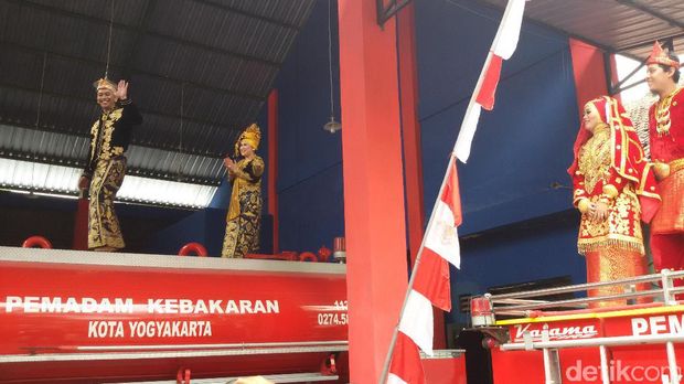 Fashion Show di atas mobil damkar di Yogyakarta.