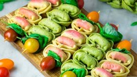 Tusuk sate yang satu ini disebut dengan Traffic-light tortellini skewers. Tusuk sate dipercantik dengan tomat ceri, kemangi dan mint sehingga terlihat seperti lampu lalu lintas. Foto: Istimewa