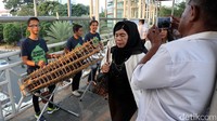 Seorang warga sempat mengabadikan aksi para musisi jalanan tersebut.