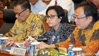 Turut hadir dalam rapat Gubernur Bank Indonesia Agus Martowardojo, Menteri Keuangan Sri Mulyani, Menteri Perencanaan Pembangunan Nasional (PPN/Kepala Bappenas) Bambang Brodjonegoro, dan juga jajaran pejabat eselon I Kementerian Keuangan.