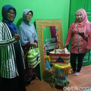 Warga dan Ningsih mengelola sampah jadi lebih bermanfaat/