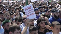 Unjuk rasa juga dilakukan warga muslim Chechnya, Rusia. REUTERS/Said Tsarnayev.