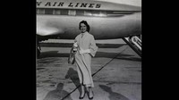 Bette yang tengah berpose di depan pesawat maskapai American Airlines. Tampak suasana jadul yang warnanya hitam putih (CNN)