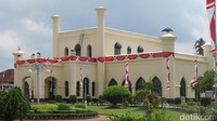 Istana ini selesai dibangun tahun 1893 di atas tanah seluas 32 ribu m2. Tiket masuknya murah meriah, Rp 3.000 untuk dewasa dan Rp 2.000 untuk anak-anak (Fitraya/detikTravel)