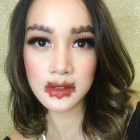 Sebelum alis petir, sejumlah selebriti Indonesia dan beauty enthusiast mencoba alis bergelombang. Foto: Instagram