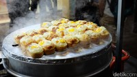 Asap yang mengepul dari cheese cake telur ini begitu menggiurkan. Harganya 2.000 won (Rp 26.000). Foto: Ardhi Suryadhi
