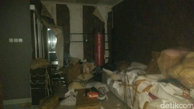 Bareskrim menggeledah rumah adik bos First Travel di Depok.