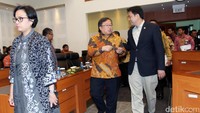 Menteri Keuangan Sri Mulyani, Kepala Badan Perencanaan Pembangunan Nasional (Bappenas) Bambang Brodjonegoro dan Ketua Banggar Aziz Syamsuddin saat memasuki ruang rapat Banggar.