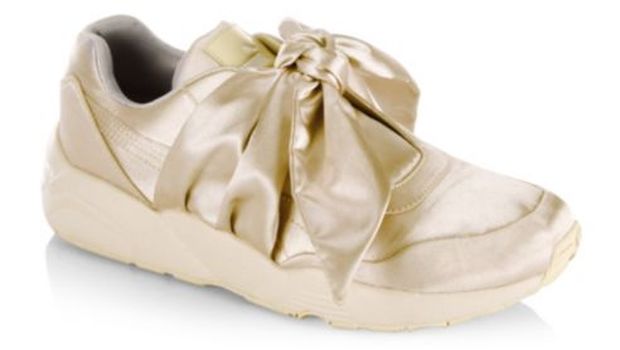 5 Slip On dan Sneakers 'Cantik' yang Cocok Dipadukan dengan Dress