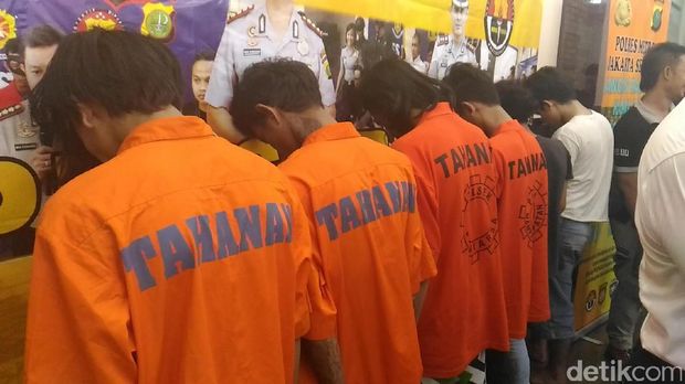 Enam preman yang dimintai keterangan karena bawa sajam dan mencuri laptop