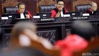 Hakim Konstitusi I Dewa Gede Palguna (tengah) memimpin sidang.