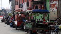Motor-motor diparkir di pinggir jalan.