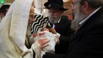 Foto: Ritual Sunat Bayi di Israel