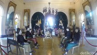 Inilah ruang singgasana raja. Jangan lupa melepas alas kaki sebelum masuk ke istana (Fitraya/detikTravel)