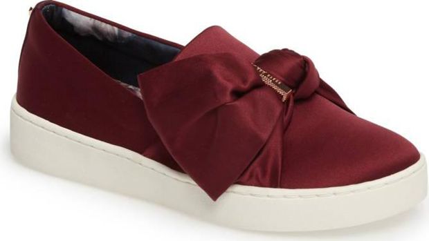 5 Slip On dan Sneakers 'Cantik' yang Cocok Dipadukan dengan Dress