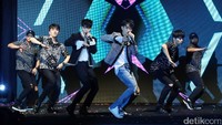 Keduanya menyanyikan sejumlah hits seperti Still You hingga Saturday Nights. (Foto: Donghae dan Eunhyuk (Ismail/detikHOT)